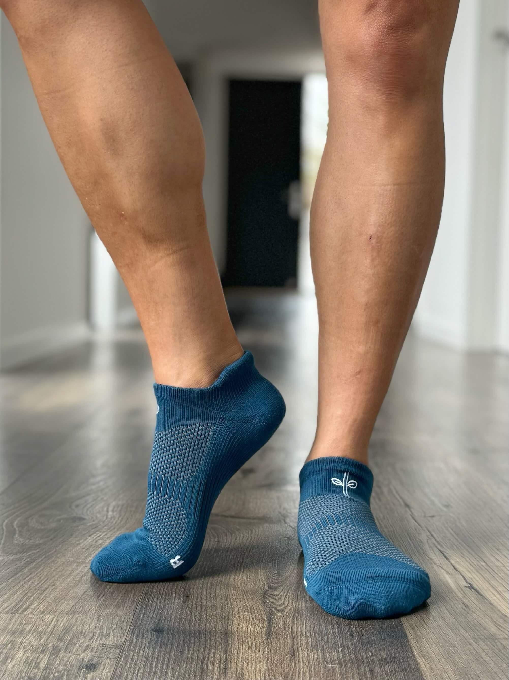 Organic cotton ankle sports sock in cobalt blue